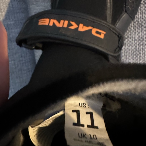 DAKINE CYCLONE ZIP FREE FULL WETSUIT
3/2MM-M & CYCLONE SPLIT TOE BOOT 3/2MM-11 - Picture 5 of 14